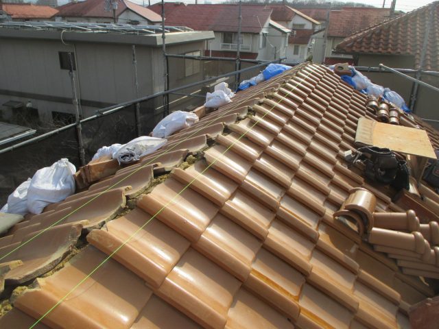 明石市の棟積み直し工事における既存棟バラシ作業